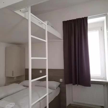 阿姆布罗吉客旅馆 *