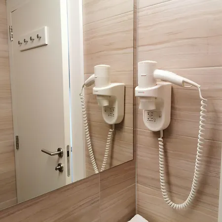 阿姆布罗吉客旅馆 *