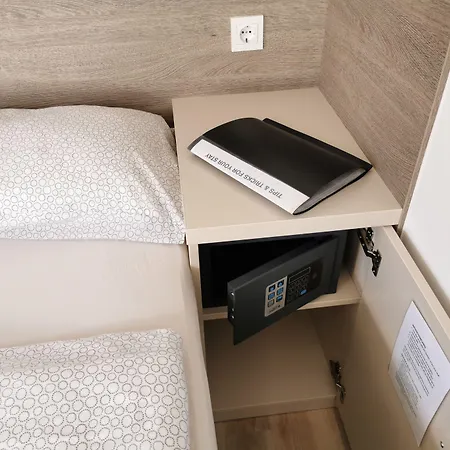 阿姆布罗吉客旅馆 *